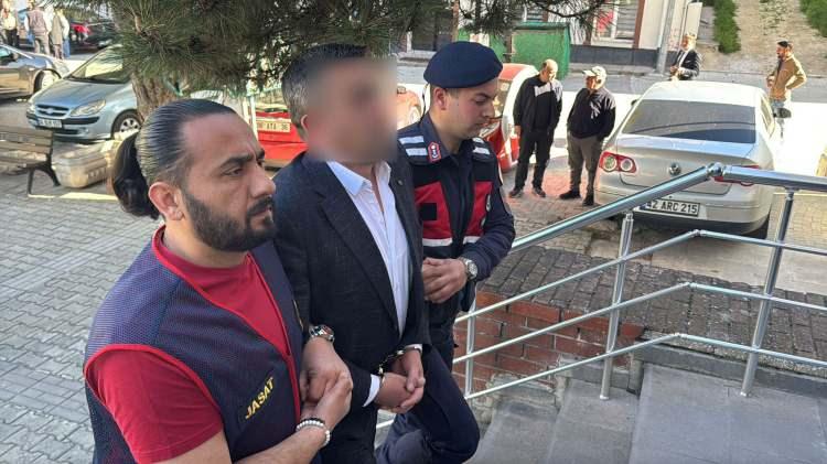 <p><span style="color:#A52A2A"><strong>DOSYADA KRİTİK GELİŞME: 10 Ş&Uuml;PHELİ ADLİYEYE SEVK EDİLDİ&nbsp;</strong></span></p>

<p>&nbsp;</p>

<p>Dosyada &ccedil;alışmalarını derinleştiren JASAT timlerince ge&ccedil;tiğimiz g&uuml;nlerde 12 ş&uuml;pheli yakalanarak g&ouml;zaltına alındı.</p>

<p>&nbsp;</p>

<p>Ş&uuml;phelilerden 2'si ifadesinin ardından serbest bırakılırken, diğer<span style="color:#A52A2A"> <strong><em>10 ş&uuml;pheli bug&uuml;n Sivrihisar il&ccedil;esinde sağlık kontrolleri akabinde adliyeye sevk edildi.</em></strong></span></p>

<p>&nbsp;</p>

<p>Kayıp olan Karakuş'un cesedinin nerede olduğu ise halen bilinmiyor.</p>

<p>&nbsp;</p>

<p><span style="color:#A52A2A"><strong><em>KAYNAK: İHA&nbsp;</em></strong></span></p>
