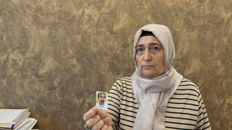 <p><span style="color:#A52A2A"><strong>42 YAŞINDAYKEN KA&Ccedil;IRILDI İDDİASI&nbsp;</strong></span></p>

<p>&nbsp;</p>

<p>Burada darp edilen Karakuş'un kendi imkanları ile k&ouml;y&uuml;ne geri d&ouml;nd&uuml;ğ&uuml; ileri s&uuml;r&uuml;ld&uuml;.</p>

<p>&nbsp;</p>

<p>Daha sonra 1 Nisan 2006 tarihinde gece saatlerinde 42 yaşındayken ortadan kaybolan Hamdi Karakuş, g&ouml;rg&uuml; şahitlerinin beyanına g&ouml;re mahalle camisinin yanından ka&ccedil;ırıldı.&nbsp;</p>
