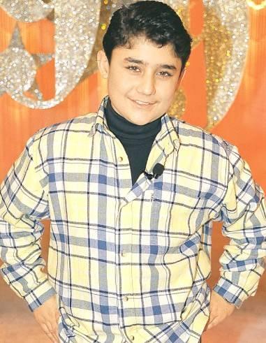 <p>Ger&ccedil;ek adıyla Halil İbrahim K&uuml;&ccedil;&uuml;k 12 yaşında &ccedil;ıkardığı alb&uuml;mle &uuml;nlenmişti.&nbsp;K&uuml;&ccedil;&uuml;k'&uuml;n İbrahim Tatlıses'in konserinde sahneye &ccedil;ıkmasının ardından t&uuml;m hayatı bir anda değişti.&nbsp;</p>
