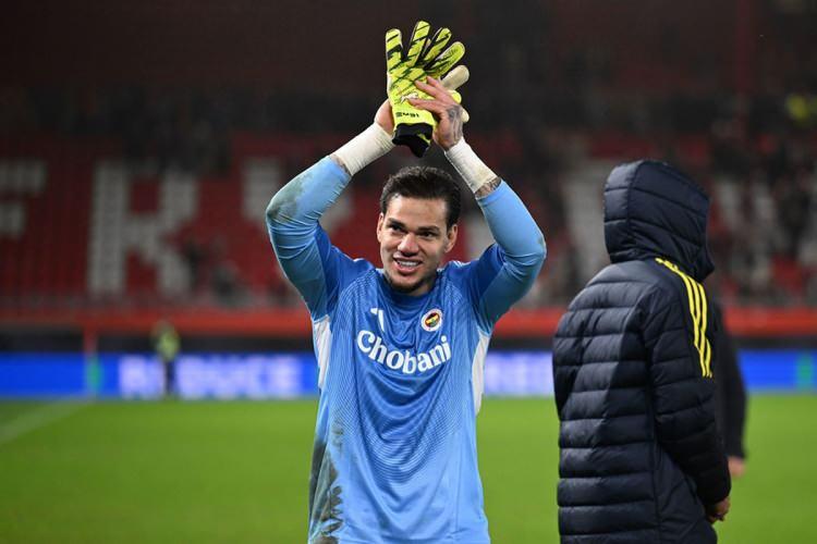 <p>&Ouml;te yandan Brezilya ekiplerinin de ilgisinin bulunduğu Ederson transferinde; bonservis bedelinin yanı sıra oyuncunun y&uuml;ksek maaş beklentisi, imza parası ve vergi y&uuml;k&uuml;ml&uuml;l&uuml;kleri toplam maliyeti olduk&ccedil;a yukarı &ccedil;ekiyor.&nbsp;</p>
