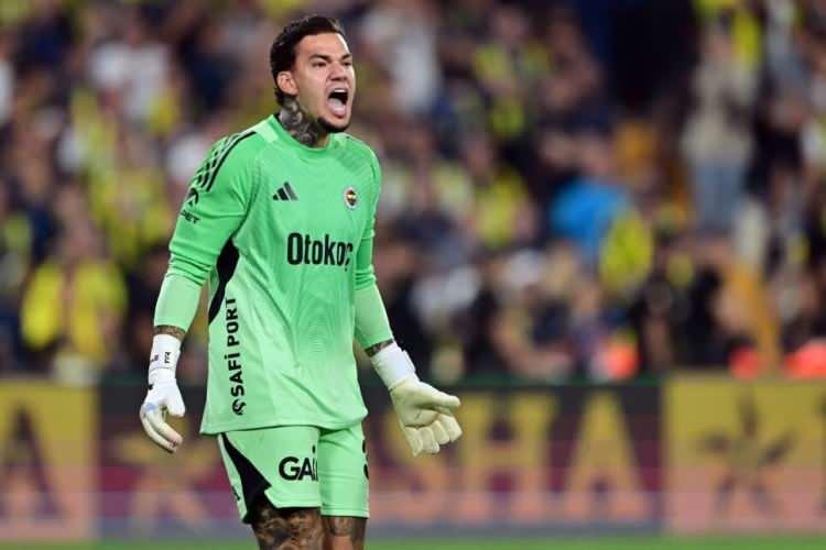 <p>Yaz transfer d&ouml;neminde Ederson ile kesin olarak yollarını ayırmak isteyen Fenerbah&ccedil;e'nin ise bu doğrultuda kaleci pozisyonu i&ccedil;in alternatif isimlerle temaslarını s&uuml;rd&uuml;rd&uuml;ğ&uuml; aktarılıyor.</p>

