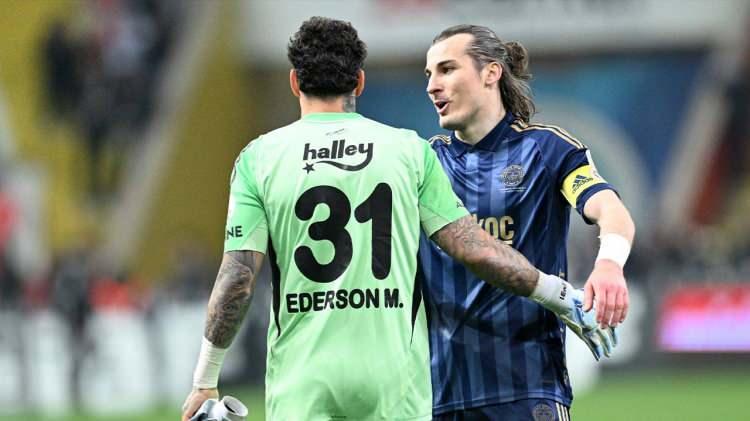 <p>Fenerbah&ccedil;e formasıyla 36 ma&ccedil;a &ccedil;ıkan Ederson'un s&ouml;zleşmesi 2028 yılına kadar devam ederken, tecr&uuml;beli kalecinin gelecek sezon kadroda olup olmayacağı belirsizliğini koruyor.</p>
