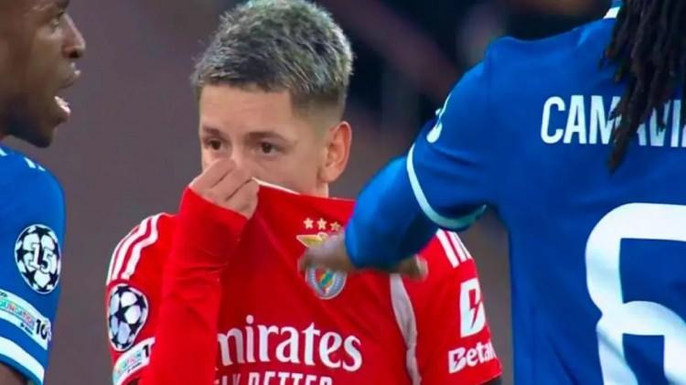 <p>Ayrıca IFAB toplantısında alınan futbolcuların hakem kararına protesto amacıyla sahadan ayrılması ve rakipleriyle konuşurken, ağızlarını kapatmasıyla ilgili iki kural değişikliğinin D&uuml;nya Kupası'nda uygulanmasına karar verdi.&nbsp;</p>
