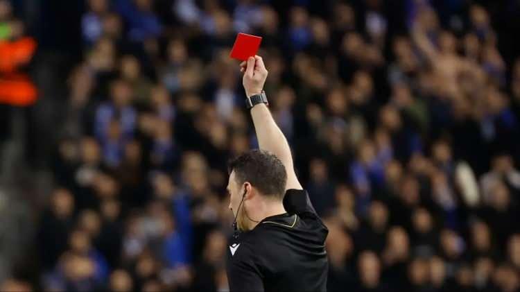 <p>Futbolcular bu iki olayı ger&ccedil;ekleştirmesi durumunda kırmızı kart g&ouml;recek.</p>
