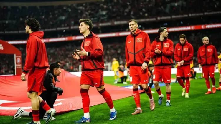 <p><strong>CBS Sports'un haberine g&ouml;re,&nbsp;</strong>Bu iki kalemin birleşimiyle, daha &ouml;nce <strong>10,5 milyon dolar olarak &ouml;ng&ouml;r&uuml;len taban katılım geliri</strong>, turnuvaya ayak basan her takım i&ccedil;in performans şartı aranmaksızın toplamda <strong>12,5 milyon dolar</strong> seviyesine ulaştı.</p>
