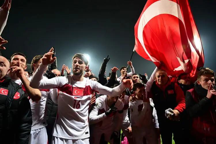 <p><strong>Bu durumda T&uuml;rkiye de yeni d&uuml;zenleme sonrası ayak bastı parası olarak FIFA'dan 12,5 dolar seviyesinde bir para alacak.</strong></p>
