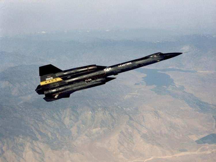 <p>Bu u&ccedil;ak SR-71 Blackbird'&uuml;n prototipi ve &ouml;nc&uuml;s&uuml;d&uuml;r. F-106 &ouml;nleme u&ccedil;ağının yerini almak &uuml;zere tasarlanan YF-12 &ouml;nleme u&ccedil;ağı ilk olarak 1960'ların sonunda bir prototip olarak &uuml;retilmiştir.</p>
