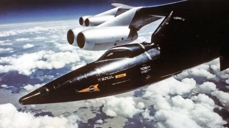 <p>X-15 Mach 6.72 veya yaklaşık 4,520 mph hıza ulaşabilmektedir.</p>

<p>&nbsp;</p>

<p>Deneysel bir araştırma u&ccedil;ağı olarak tasarlanan bu u&ccedil;ak NASA ve ABD Hava Kuvvetleri arasında ortak bir &ccedil;alışmaydı.</p>
