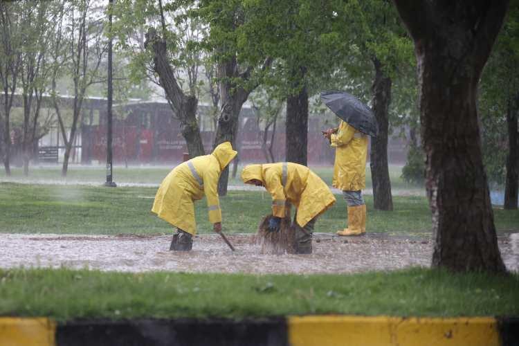 <p>"Meteorolojiyle yaptığımız g&ouml;r&uuml;şmede, bu yoğunlukta, şiddette bir yağışın Gaziantep&rsquo;te daha &ouml;nce kayıtlara ge&ccedil;mediği ifade edildi." diyen Şahin'in a&ccedil;ıklaması şu şekilde:</p>
