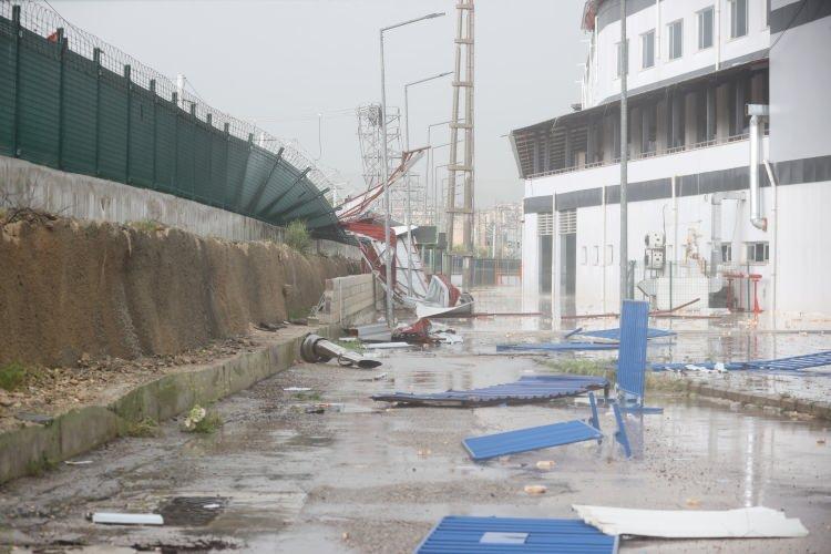 <p><strong>39 OKULDA EĞİTİME ARA VERİLDİ</strong></p>

<p>&nbsp;</p>

<p>&nbsp;</p>

<p>Gaziantep'te olumsuz hava koşulları nedeniyle Şehitkamil, Şahinbey ve Nizip il&ccedil;elerinde eğitime yarın ara verilecek. Gaziantep Valiliğinin, sosyal medya platformundaki hesabından yapılan a&ccedil;ıklamada, Şahinbey, Şehitkamil, Nizip ve Yavuzeli il&ccedil;elerindeki 39 okulda &ccedil;atı u&ccedil;ması, cam kırılması gibi hafif hasar meydana geldiği belirtildi.</p>
