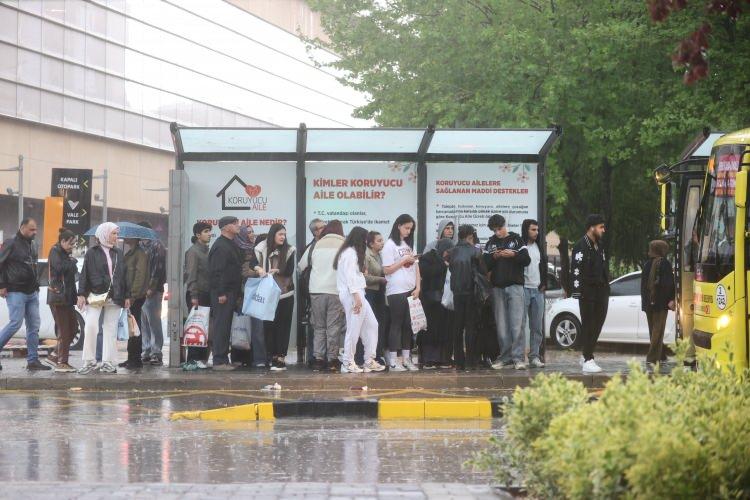 <p>Ana arterlerde su birikintileri oluşurken, bazı mahallelerde sel baskınları yaşandı.&nbsp;</p>
