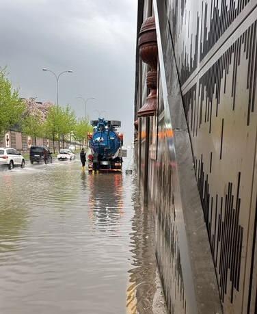 <p>&nbsp;Kısa s&uuml;rede bu denli yoğun yağışın d&uuml;şmesi ve etkisinin şehir geneline yayılması, yaşanan afetin boyutunu ortaya koydu.</p>
