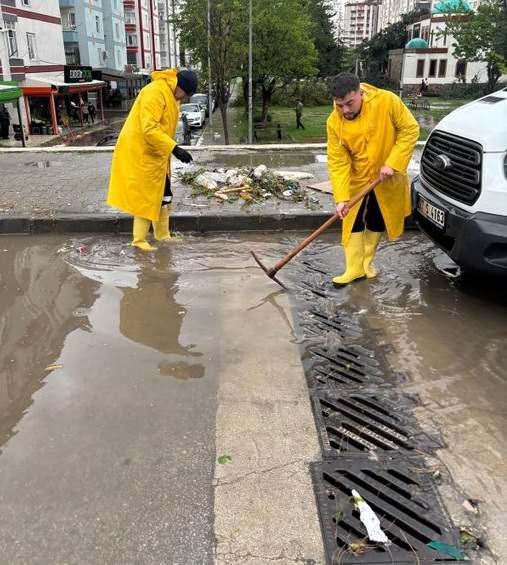 <p>Gaziantep B&uuml;y&uuml;kşehir Belediyesi Koordinasyon Merkezi&rsquo;nde oluşturulan kriz masasında, ilgili t&uuml;m kurumlarla eş g&uuml;d&uuml;m i&ccedil;erisinde s&uuml;re&ccedil; anlık olarak takip edilirken, şehir genelinde y&uuml;zlerce noktaya aynı anda m&uuml;dahale ediliyor. Ekipler hem sahada hem de merkezde y&uuml;r&uuml;t&uuml;len koordinasyonla &ccedil;alışmalarını kesintisiz şekilde s&uuml;rd&uuml;r&uuml;yor.</p>

<p>&nbsp;</p>
