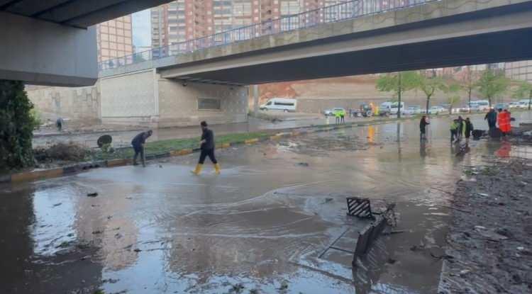 <p>Şu anda B&uuml;y&uuml;kşehir Belediyesi&rsquo;nin kriz merkezinin i&ccedil;erisindeyiz. Burada vali yardımcılarımız, emniyet m&uuml;d&uuml;r&uuml;m&uuml;z, karayollarının yetkilileri, AFAD m&uuml;d&uuml;r&uuml;m&uuml;z ve &Ccedil;evre Şehircilik İl M&uuml;d&uuml;r&uuml;m&uuml;z var. Bizde hem B&uuml;y&uuml;kşehir Belediyesi ekibimiz hem de GASKİ Genel M&uuml;d&uuml;r&uuml;m&uuml;z ve b&uuml;t&uuml;n arkadaşlarımızla sahadayız. Hem sahada kontrollerimizi yapıyoruz hem de burada 250 ayrı noktayı aynı anda g&ouml;rebildiğimiz Koordinasyon Merkezi&rsquo;nde bu olaylara m&uuml;dahale ediyoruz.&rdquo;&nbsp;</p>

<p>&nbsp;</p>

