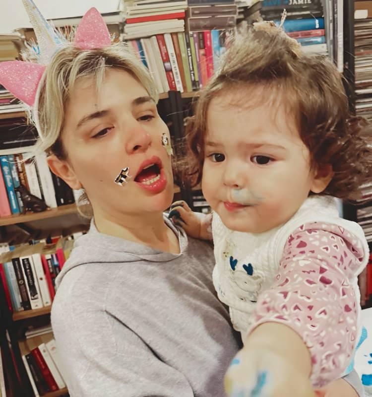 <p><strong>2024 Mart ayında Levent Yaşar ile d&uuml;nyaevine giren &uuml;nl&uuml; oyuncu Gonca Vuslateri, aynı yıl kızı Asya'yı kucağını almıştı.&nbsp;</strong></p>
