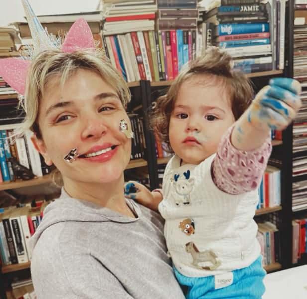 <p><strong><span style="color:#800080"><em>"Lohusalık d&ouml;neminde gelen dadının &ccedil;ok b&uuml;y&uuml;k &ouml;nemi var. Size destek mi oluyor yoksa sizi eleştiren bir dadı mı? &Ouml;yle travmalar yaşayan arkadaşlarım var"</em></span> diyen Vuslateri, bazı bakıcıların anne ve bebek arasındaki dengeyi olumsuz etkileyebildiğini ifade etti.</strong></p>
