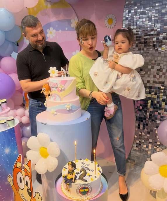 <p><strong>Ge&ccedil;tiğimiz g&uuml;nlerde kızı Asya'nın 2. yaş g&uuml;n&uuml;n&uuml; yaptığı duygusal bir paylaşımla kutlamıştı.&nbsp;</strong></p>
