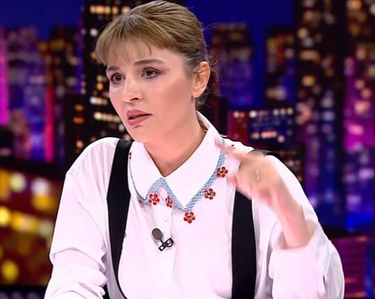 <p><strong>Bu s&uuml;re&ccedil;te dadıların ekonomik teklifleri geri &ccedil;evirmeyerek <span style="color:#800080"><em>"Biri 'Ben sana 5 bin lira daha fazla veririm' dediğinde dadı bir anda evden gidebiliyor. Oturmuş bir sistem kurmak ger&ccedil;ekten &ccedil;ok zor"</em></span> ifadelerini kullandı.</strong></p>
