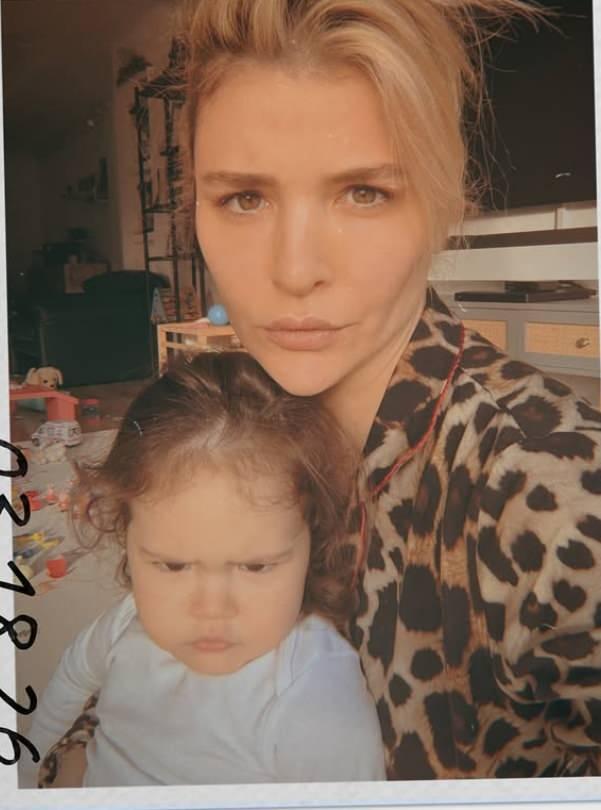 <p><strong>&Uuml;nl&uuml; isim bu s&uuml;re&ccedil;te yaşadığı deneyimlerinden &ouml;rnekler paylaşarak&nbsp;<span style="color:#800080"><em>"Lohusayken 'S&uuml;t&uuml;n yetmiyor galiba, ben mama vereyim' diyen dadılar var. &Ccedil;ocuğumun ayakta sallanmasını istemiyorum ama sonra bir dadı geliyor ve &ccedil;ocuğumu ayakta sallamaya başlıyor"</em></span>&nbsp;s&ouml;zleriyle ifade ederek yaşanan d&uuml;zensizlikleri dile getirdi.</strong></p>
