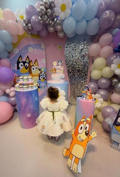 <p>Gonca Vuslateri paylaşımını&nbsp; altına şu notu d&uuml;şt&uuml;:</p>

<p><span style="color:#800080"><strong><em>"Beni bu muhteşem duyguyla onurlandırdığın i&ccedil;in sana minnettarım. Umarım verdiğim m&uuml;cadeleden daima gururla bahsedersin .. annen ve baban olarak senin d&uuml;nyana nefes olmak i&ccedil;in verdiğimiz m&uuml;cadeleyi sana anlatmak i&ccedil;in sabırsızlanıyorum..</em></strong></span></p>
