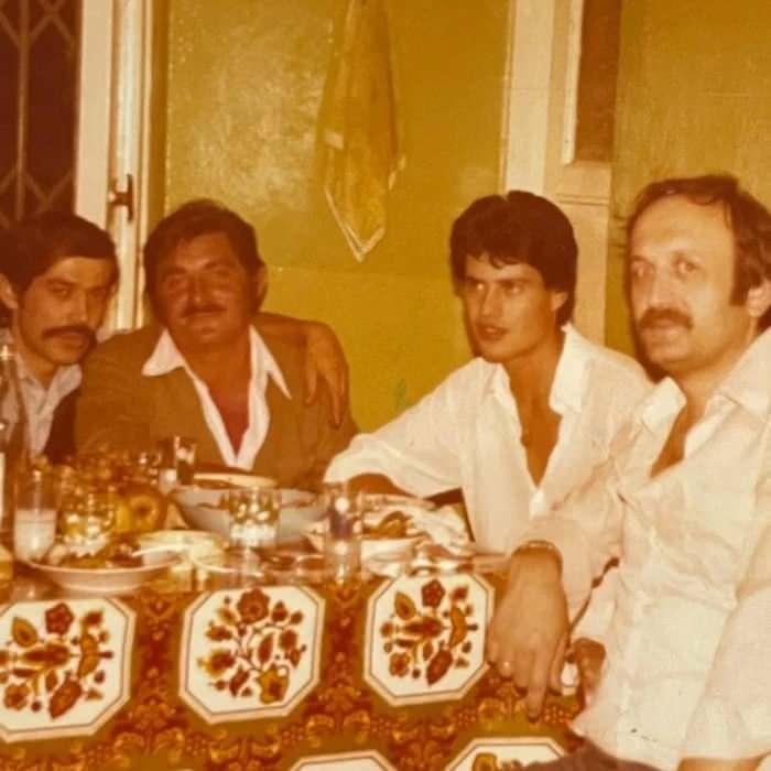 <p><strong>Şimdilerde 65 yaşında olan yıldız sanat&ccedil;ı, aile alb&uuml;m&uuml;nden dayısı ve enişteleriyle olan karesine "20 yaşındayım" notunu d&uuml;şt&uuml;.</strong></p>
