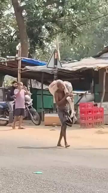 <p><span style="color:#FF0000"><strong>"&Ccedil;ARESİZLİKTEN İSKELETİ &Ccedil;IKARDIM"</strong></span></p>

<p><strong>O anlar g&ouml;renleri şaşkına &ccedil;evirirken, viral g&ouml;r&uuml;nt&uuml;lerin ardından Munda a&ccedil;ıklama yaparak ş&ouml;yle konuştu:</strong></p>

<p><strong>"Bankaya defalarca gittim. Oradaki g&ouml;revliler, onun adına yatırılan parayı &ccedil;ekebilmem i&ccedil;in hesap sahibini getirmemi s&ouml;ylediler. Onlara &ouml;ld&uuml;ğ&uuml;n&uuml; s&ouml;ylememe rağmen beni dinlemediler ve onu bankaya getirmemde ısrar ettiler. Bunun &uuml;zerine &ccedil;aresizlikten mezarı kazdım ve &ouml;l&uuml;m&uuml;n&uuml; kanıtlamak i&ccedil;in iskeletini &ccedil;ıkardım"</strong></p>
