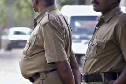 <p><span style="color:#FF0000"><strong>"BANKA G&Ouml;REVLİLERİ A&Ccedil;IKLAMA YAPMAKTA G&Uuml;&Ccedil;L&Uuml;K YAŞADI"</strong></span></p>

<p><strong>Hem &uuml;lkede hem de d&uuml;nyada viral olan olaya ilişkin Patna Polis Karakolu Amiri Kiran Prasad Sahu, "Jeetu okuma yazma bilmeyen bir kabile mensubu. Yasal miras&ccedil;ı ya da hesap yetkilisinin ne olduğunu bilmiyor. Banka g&ouml;revlileri, &ouml;len bir kişinin hesabından para &ccedil;ekme prosed&uuml;r&uuml;n&uuml; ona anlatmakta başarısız oldu" a&ccedil;ıklamasında bulundu.</strong></p>
