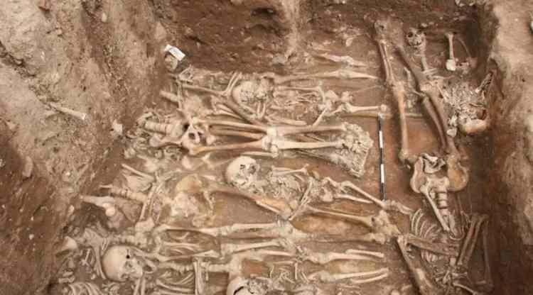 <p><strong>"Chullpa" adı verilen antik cenaze kulelerini inceleyen araştırmacılar, 13. y&uuml;zyılda yaşamış gen&ccedil; bir erkeğe ait mumyanın dişlerinden alınan DNA &ouml;rneklerini analiz etti. Yapılan analizlerin sonucunda g&uuml;n&uuml;m&uuml;zde de b&uuml;y&uuml;k bir kabus olan 'A Grubu Stretokok' bakterisine rastlanıldı.</strong></p>
