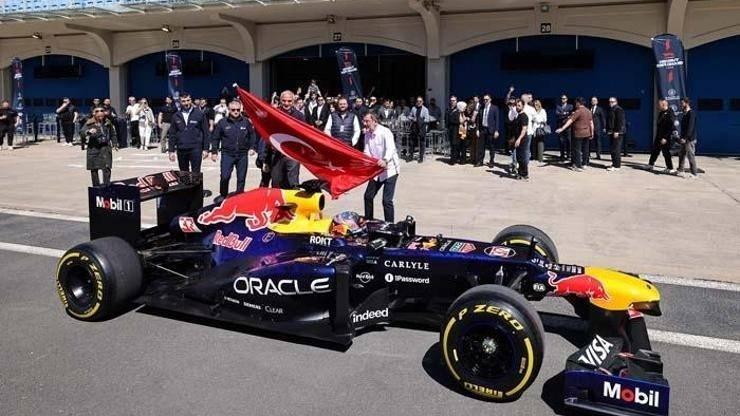 <p><strong>Uluslararası kamuoyunda kadim kentin &ouml;nemli reklamını yapan Japon F1 pilotu, Galataport&rsquo;tan başlayarak Dolmabah&ccedil;e'ye uzanan bir rotada s&uuml;r&uuml;ş ger&ccedil;ekleştirdi.</strong></p>
