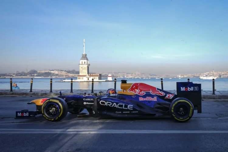 <p><span style="color:#FF0000"><strong>"İSTANBUL'DA OLMAK ŞAHANE BİR DUYGU"</strong></span></p>

<p><strong>T&uuml;rkiye'ye b&uuml;y&uuml;k bir hayranlık duyan Japon F1 pilotu, duygularını şu s&ouml;zlerle dile getirdi:</strong></p>

<p><strong>"Yeniden İstanbul'da olmak şahane bir duygu. Bu sefer hem şehri gezdim, hem de &ccedil;ok g&uuml;zel yemekler yedim.&nbsp;</strong></p>
