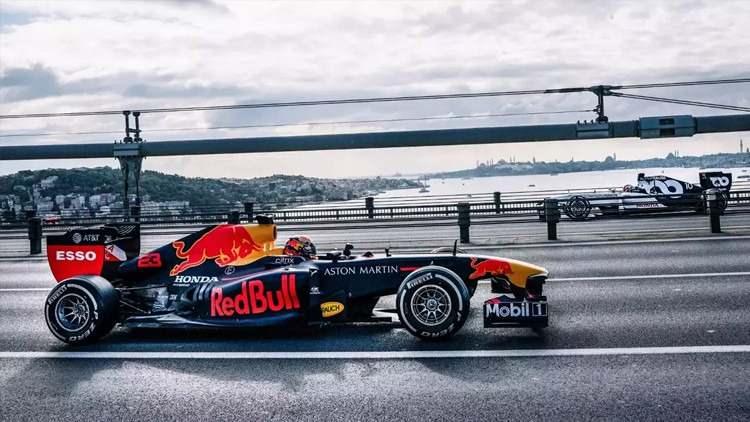 <p><strong>Haydarpaşa Limanı, Kız Kulesi ve Galata Kulesi gibi İstanbul'un ikonik simge mekanları, F1 arabasıyla b&uuml;t&uuml;nleşirken o g&ouml;r&uuml;nt&uuml;ler d&uuml;nya basınında geniş yankı uyandırdı.</strong></p>
