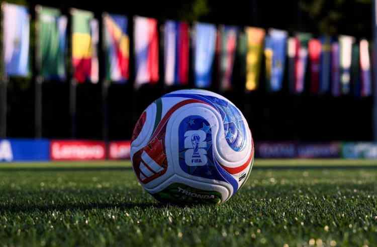 <p><span style="color:#B22222"><strong>52 YIL SONRA D&Uuml;NYA KUPASI'NDA!</strong></span></p>

<p>&nbsp;</p>

<p>&Ouml;te yandan s&uuml;rpriz ihtimali de her zamanki gibi masada. Yeni nesil oyuncularla &ccedil;ıkış yakalayan bazı ekipler, dengeleri değiştirebilecek potansiyele sahip. Ayrıca 52 yıl sonra D&uuml;nya Kupası'na katılan &uuml;lke de dikkatleri &uuml;zerine &ccedil;ekti...</p>
