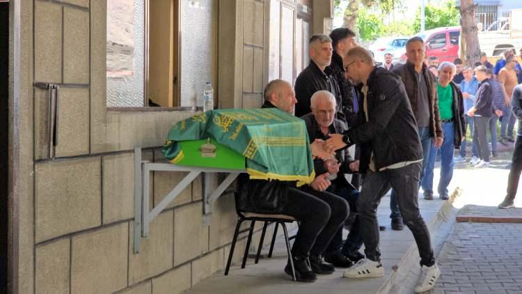 <p>G&ouml;zyaşlarının sel olduğu t&ouml;rende acılı baba Hakan Pehlivanoğlu g&uuml;&ccedil;l&uuml;kle ayakta durabildi.</p>
