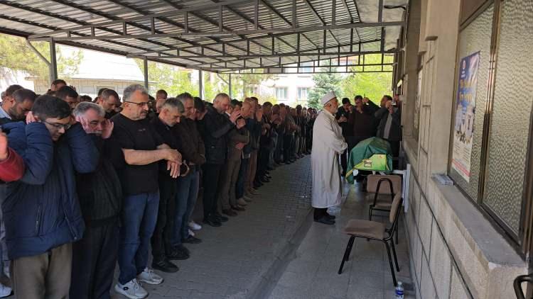 <p>Cenaze t&ouml;renine Karab&uuml;k Belediye Başkanı &Ouml;zkan &Ccedil;etinkaya ile &ccedil;ok sayıda vatandaş katıldı.&nbsp;</p>
