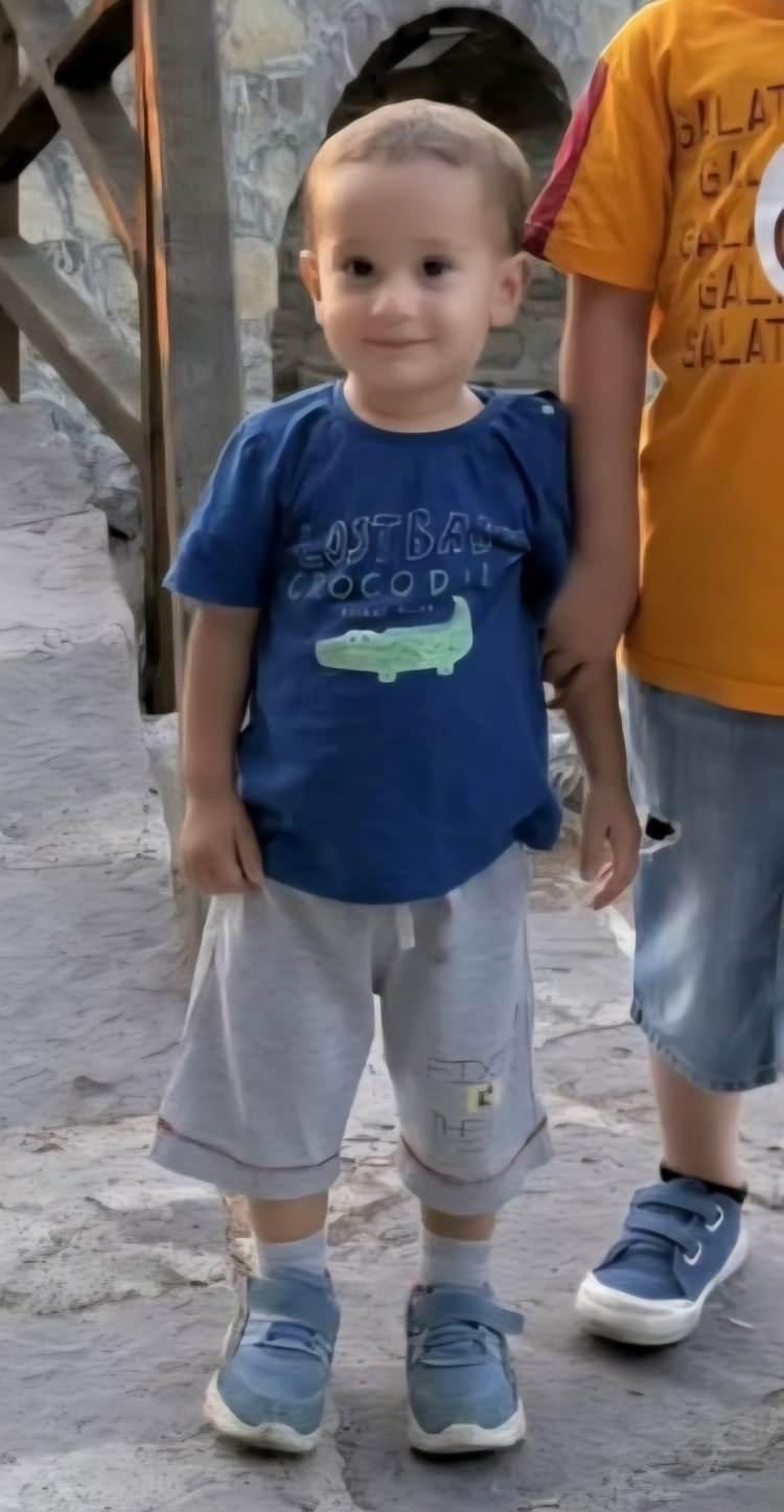 <p>Servis aracının altında kalan k&uuml;&ccedil;&uuml;k &ccedil;ocuk olay yerinde hayatını kaybett.&nbsp;</p>
