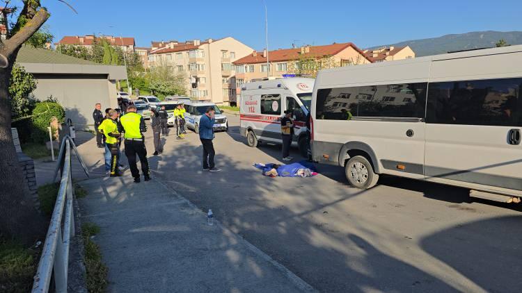 <p><span style="color:#A52A2A"><strong>3 YAŞINDAKİ AYBARS'A &Ccedil;ARPTI</strong></span></p>

<p>&nbsp;</p>

<p>Yavuz S. idaresindeki 78 S 0073 plakalı servis aracı, 39. Cadde istikametine seyir halindeyken market &ccedil;ıkışında annesi Halime Pehlivanoğlu ile y&uuml;r&uuml;d&uuml;ğ&uuml; sırada elinden kurtularak yola fırlayan 3 yaşındaki Aybars Pehlivanoğlu'na &ccedil;arptı.</p>
