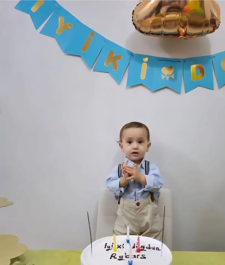 <p><span style="color:#A52A2A"><strong>"AYBARS'IMI GETİRİN"</strong></span></p>

<p>&nbsp;</p>

<p>Babanın ambulans i&ccedil;inde <em><strong>"Aybars'ım yok, Aybars'ımı getirin."</strong></em> diyerek feryat etmesi y&uuml;rekleri dağladı.&nbsp;</p>
