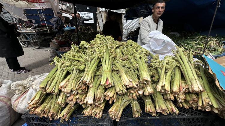 <p><span style="color:#A52A2A"><strong>150 TL'DEN ALICI BULUYOR&nbsp;</strong></span></p>

<p>&nbsp;</p>

<p>U&ccedil;kunun bu yıl tezgahlara <span style="color:#A52A2A"><em><strong>150</strong></em><strong><em> TL'den giriş yaptığını belirten Orhan,</em></strong></span> fiyatların sezon başı olması nedeniyle y&uuml;ksek olduğunu ifade etti.</p>
