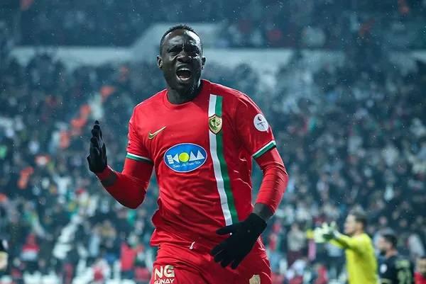 <p>2018-2019 sezonunda Kasımpaşa ve Galatasaray formaları giyen ve 30 gol atan Diagne, S&uuml;per Lig tarihinin en &ccedil;ok gol atan yabancı oyuncusu &uuml;nvanına sahipti.&nbsp;</p>
