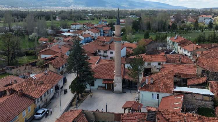 <p>K&uuml;tahya'nın Parmak&ouml;ren Mahallesi'nde bulunan camide 2 bu&ccedil;uk yıl &ouml;nce ger&ccedil;ekleştirilen restorasyon &ccedil;alışmaları sırasında duvar boşluğunda gizemi hen&uuml;z &ccedil;&ouml;z&uuml;lemeyen bir eser ortaya &ccedil;ıktı. Mekke detayı dikkat &ccedil;ekti...&nbsp;</p>
