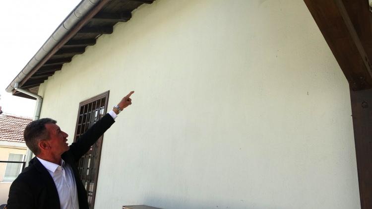 <p><span style="color:#A52A2A"><strong>&Ouml;NCE BOŞLUK ORTAYA &Ccedil;IKTI&nbsp;</strong></span></p>

<p>&nbsp;</p>

<p>Restorasyon s&uuml;recinde caminin duvarı i&ccedil;erisinde tespit edilen ve yapıya ait olmadığı belirlenen taşın kaldırılmasıyla birlikte boşluk ortaya &ccedil;ıktı.</p>
