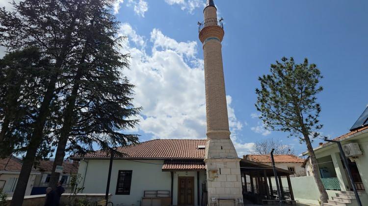 <p>Ankara'da titiz konservasyon s&uuml;reci Ankara'daki Kağıt Konservasyon Laboratuvarı'nda y&uuml;r&uuml;t&uuml;len &ccedil;alışmalarda, eserlerin ileri derecede yıpranmış ve par&ccedil;alanmış olduğu tespit edildi.</p>

<p>&nbsp;</p>

<p>Uzmanlar, eserlerin kimyasal ve fiziksel stabilizasyonunu sağladıktan sonra par&ccedil;aları tek tek birleştirme s&uuml;recine ge&ccedil;ti.</p>

<p>&nbsp;</p>

<p>Konservasyon s&uuml;recinin olduk&ccedil;a uzun ve dikkat gerektirdiği, her par&ccedil;anın konumunun mikroskobik incelemeler ve dijital eşleştirme y&ouml;ntemleriyle belirlendiği ifade ediliyor.</p>
