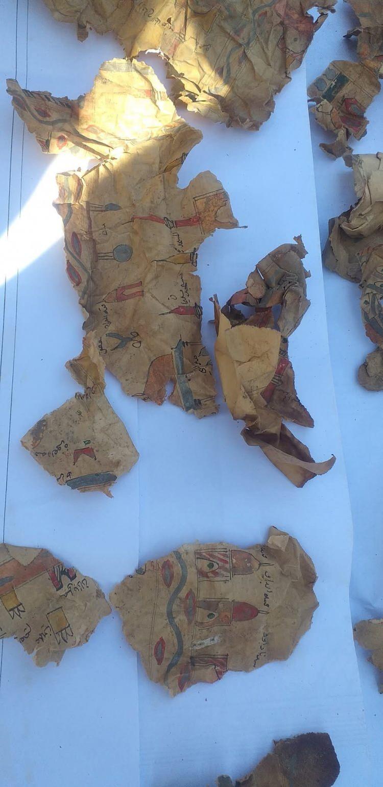 <p>Bu boşluktan &ccedil;ıkan yaklaşık <span style="color:#A52A2A"><strong><em>300 tane kağıt par&ccedil;ası, </em></strong></span>uzman ekiplerin dikkatli &ccedil;alışmasıyla tek tek toplanarak Ankara'ya g&ouml;nderildi.</p>
