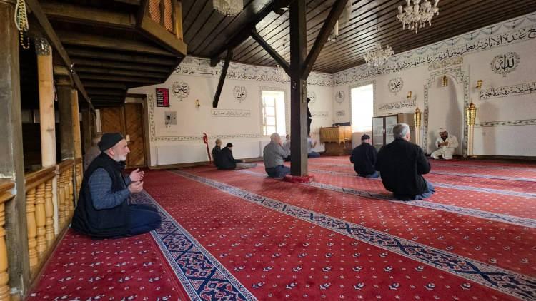 <p><span style="color:#A52A2A"><strong>ESER, &Ouml;ZEL KONSERVASYON S&Uuml;RECİNE ALINDI&nbsp;</strong></span></p>

<p>&nbsp;</p>

<p>Kağıtların olduk&ccedil;a kırılgan, dağılmış ve ciddi şekilde deformasyona uğramış olduğu belirlenirken, eserlerin zarar g&ouml;rmeden incelenebilmesi i&ccedil;in &ouml;zel konservasyon s&uuml;recine alındığı bildirildi.</p>
