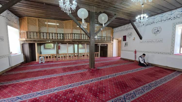 <p><span style="color:#A52A2A"><strong>MEKKE ŞEHİR PLANI İHTİMALİ G&Uuml;&Ccedil;LENİYOR&nbsp;</strong></span></p>

<p>&nbsp;</p>

<p>Yapılan ilk değerlendirmelerde, par&ccedil;aların bir b&uuml;t&uuml;n halinde <span style="color:#A52A2A"><strong><em>Mekke'nin yerleşim planını g&ouml;steren </em></strong></span>bir &ccedil;alışma olduğu ihtimali &ouml;ne &ccedil;ıktı.</p>

<p>&nbsp;</p>

<p>Eserin Osmanlı d&ouml;neminde <span style="color:#A52A2A">kutsal topraklara y&ouml;nelik hazırlanmış bir minyat&uuml;r şehir planı olabileceği</span> değerlendiriliyor.</p>

<p>&nbsp;</p>

<p>Uzmanlar, &ccedil;alışmalar tamamlandığında eserin hem sanat tarihi hem de İslam coğrafya ve şehir planlama tarihi a&ccedil;ısından &ouml;nemli bilgiler sunabileceğini belirtiyor.</p>

<p>&nbsp;</p>

<p>Par&ccedil;aların birleştirme s&uuml;recinin tamamlanmasının ardından eserin pano haline getirilerek K&uuml;tahya M&uuml;ze M&uuml;d&uuml;rl&uuml;ğ&uuml;'nde sergilenmesi planlanıyor.</p>

<p>&nbsp;</p>

<p>B&ouml;ylece hem eser korunmuş olacak hem de kamuoyunun ziyaretine a&ccedil;ılarak k&uuml;lt&uuml;rel mirasa kazandırılacak.</p>
