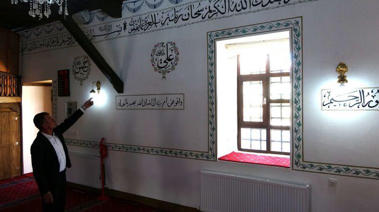 <p><span style="color:#A52A2A"><strong>CAMİ HAKKINDA NE BİLİNİYOR?&nbsp;</strong></span></p>

<p>&nbsp;</p>

<p>Parmak&ouml;ren Mahallesi Camisi'nin kesin yapım tarihi ise hen&uuml;z netlik kazanmış değil.</p>

<p>&nbsp;</p>

<p>B&ouml;lge kayıtlarında yapının 1840'lı yıllarda bir onarım ge&ccedil;irdiği bilgisine ulaşıldığı, ancak orijinal inşa tarihinin belirlenemediği ifade ediliyor.</p>

<p>&nbsp;</p>

<p>Bazı araştırmalarda yapının Sel&ccedil;uklu d&ouml;nemine uzanabileceği ihtimali &uuml;zerinde durulsa da, bu konuda kesin bir akademik sonu&ccedil; bulunmuyor.</p>

<p>&nbsp;</p>

<p>Uzmanlar, hem mimari incelemelerin hem de bulunan eserlerin caminin tarihine ışık tutabileceğini belirtiyor.</p>

<p>&nbsp;</p>

<p>Ankara'da devam eden konservasyon ve birleştirme &ccedil;alışmalarının tamamlanmasının ardından, eserin i&ccedil;eriği ve tarihi kimliği hakkında daha net bilgilere ulaşılması bekleniyor.</p>

<p>&nbsp;</p>

<p>Uzmanlar, bu keşfin Anadolu'daki dini mimari i&ccedil;inde nadir rastlanan &ouml;nemli bir bulgu olabileceğini ifade ediyor.</p>

<p>&nbsp;</p>

<p><strong><em>KAYNAK: İHA&nbsp;</em></strong></p>
