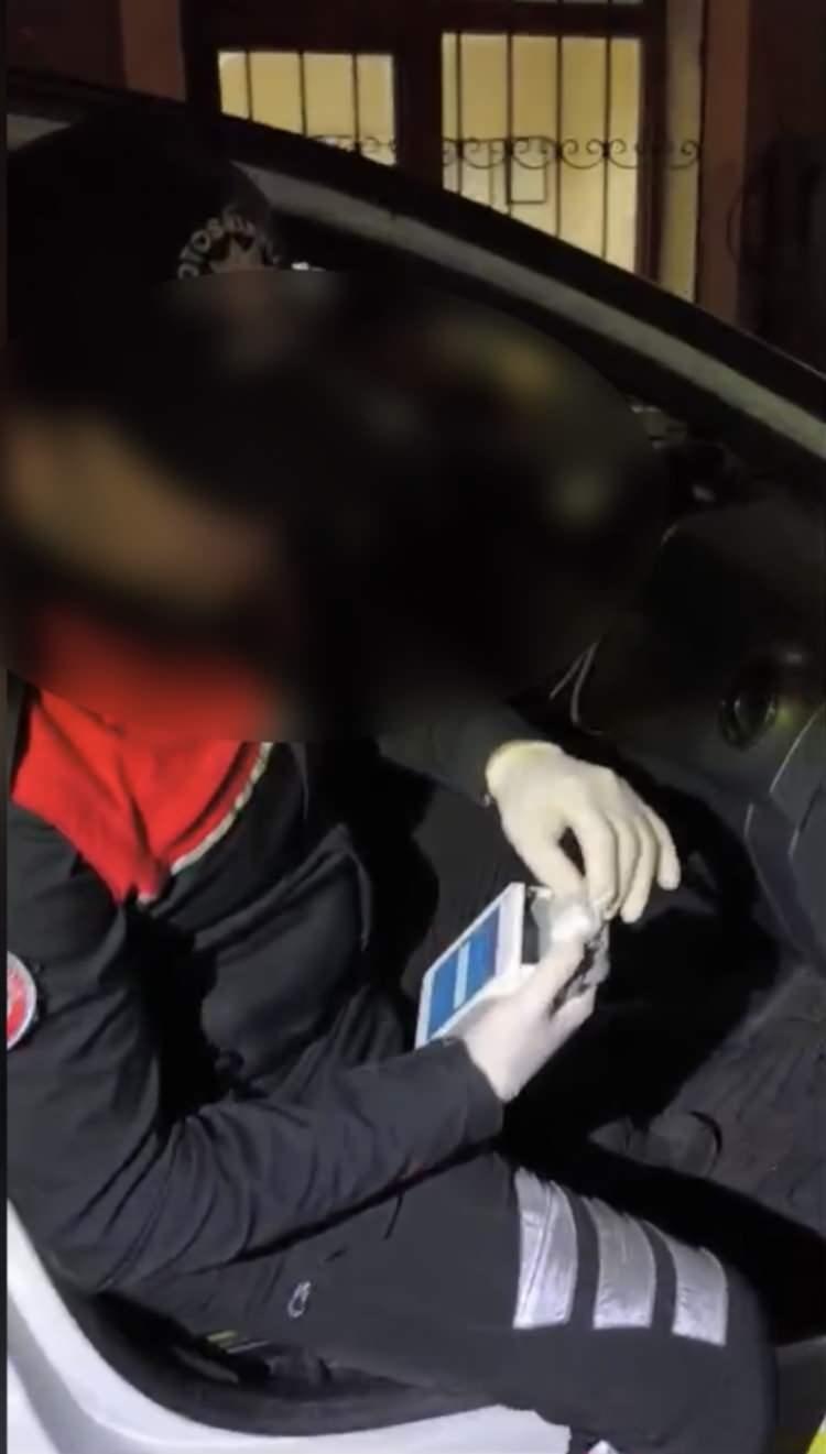 <p>Ekipler, cihazın fiş b&ouml;l&uuml;m&uuml;n&uuml; kontrol ettiğinde 4 par&ccedil;a halinde toplam 9 gram kokain ele ge&ccedil;irdi.&nbsp;</p>
