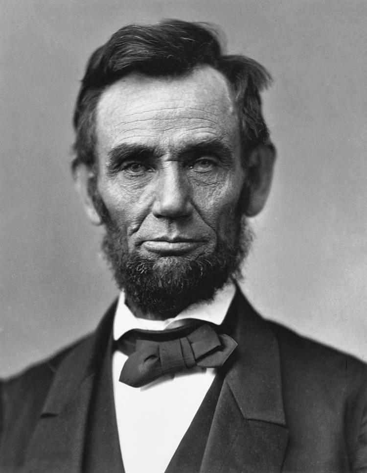 <p>Abraham Lincoln, 14 Nisan 1865&rsquo;te Amerikan İ&ccedil; Savaşı&rsquo;nın sona ermesinden beş g&uuml;n sonra, Başkan Lincoln, &ldquo;Our American Cousin&rdquo; adlı oyunu Ford's Theatre&rsquo;da &ouml;zel locasında izlerken John Wilkes Booth tarafından başından vuruldu.</p>
