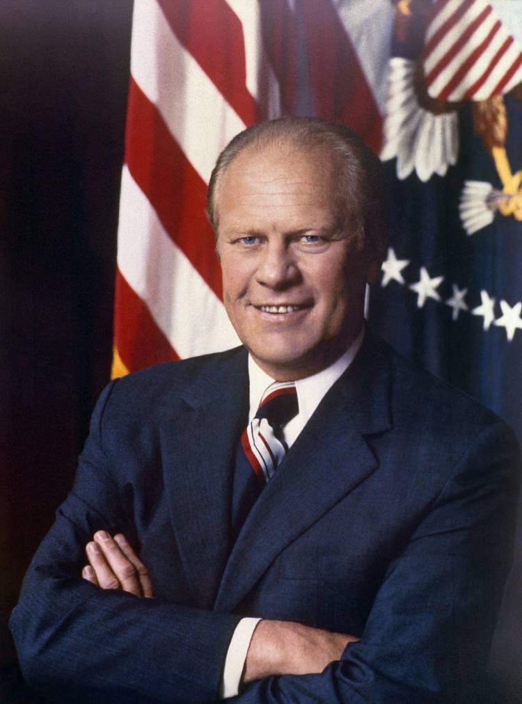 <p>Gerald Ford&rsquo;un 1975 yılında 17 g&uuml;n arayla iki farklı kadın tarafından d&uuml;zenlenen suikast girişiminden sağ kurtulması, ABD tarihindeki en sıra dışı g&uuml;venlik olaylarından biridir. 5 Eyl&uuml;l 1975 tarihinde Ford halkla tokalaşırken Charles Manson m&uuml;ridi olan Fromme, tabancasını başkanı doğrulttu ancak silah ateş almadı. 22 Eyl&uuml;l 1975 tarihinde Sara Jane Moore, başkan Ford&rsquo;a St. Francis Oteli&rsquo;nden &ccedil;ıkarken ateş etti ancak hedefi tutturamadı. Her iki saldırganın da siyasi ve radikal motivasyonları bulunuyordu. Ford yara almadan kurtuldu.</p>
