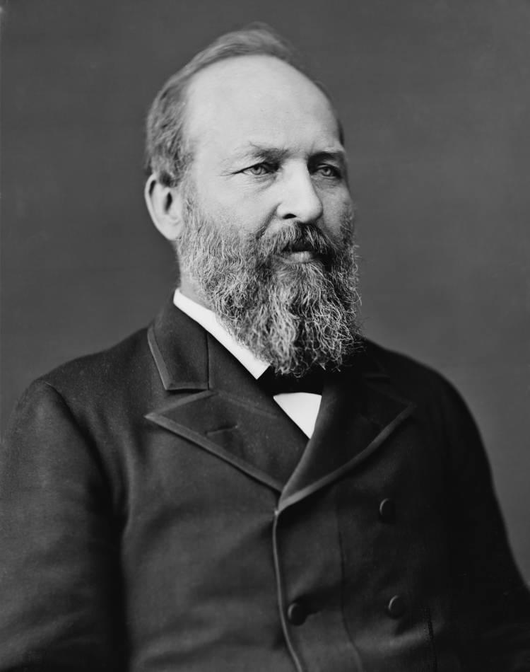 <p>James A. Garfield, 2 Temmuz 1881&rsquo;de Washington&rsquo;daki Baltimore ve Potomac Tren istasyonunda Charles J. Guiteau tarafından arkasından iki ele ateş edilerek vuruldu. Telefonun mucidi Alexander Graham Bell, merminin yerini bulmak i&ccedil;in tarihteki ilk metal detekt&ouml;rlerinden birini icat etti. Garfield ağır yaralı olarak aylarca yaşadı ancak 19 Eyl&uuml;l 1881&rsquo;de hayatını kaybetti.</p>

